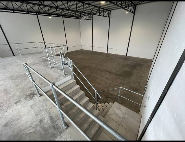 518M² WAREHOUSE TO LET IN STIKLAND INDUSTRIAL